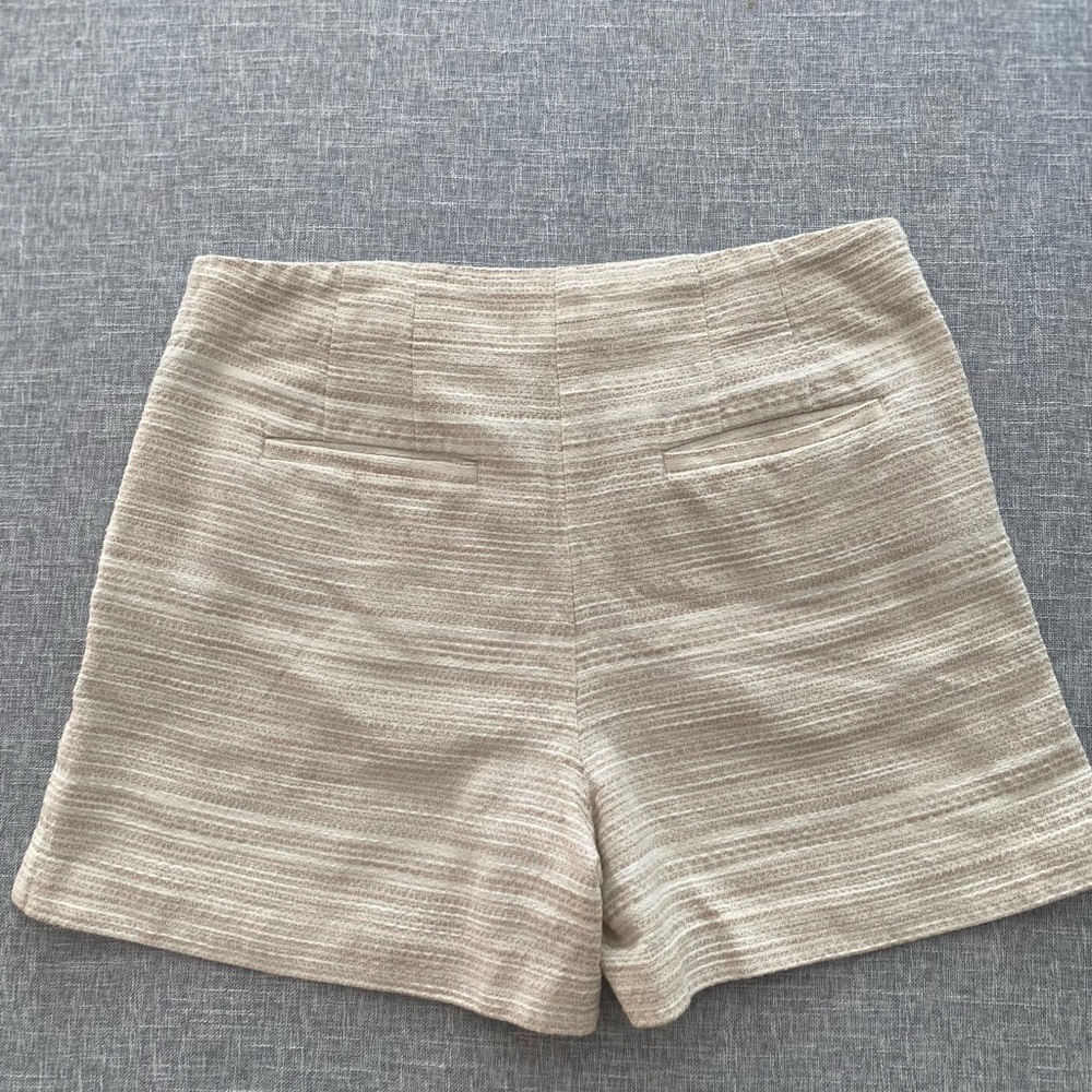 Loft Women's beige and white Shorts Textured 15 inch wide and 13 inch Length - Picture 2 of 8